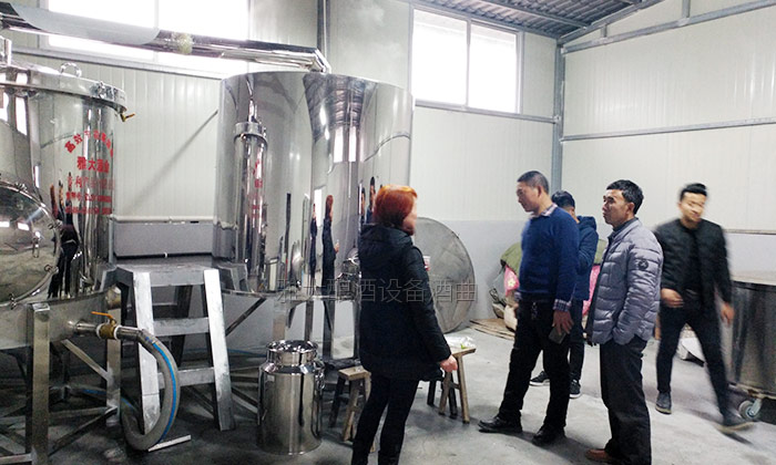 11.16確保發(fā)酵完成后，再用白酒蒸餾設(shè)備蒸酒