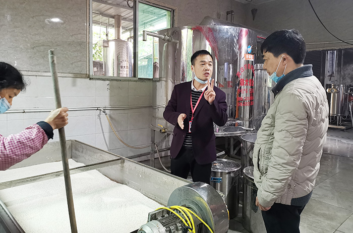 酒廠阿姨正在泡大米，唐老師為學(xué)員現(xiàn)場講解攤晾蒸煮釀酒設(shè)備700