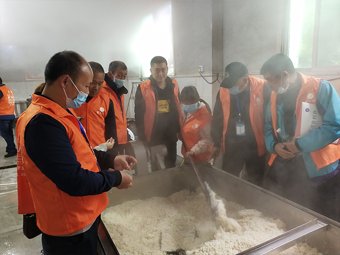 大米酒實操教學(xué)，黨員親自動手操作700