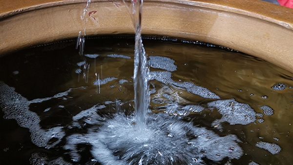 引進先進的大型釀酒設備機械化生產(chǎn)，將小曲清香型白酒發(fā)揚光大