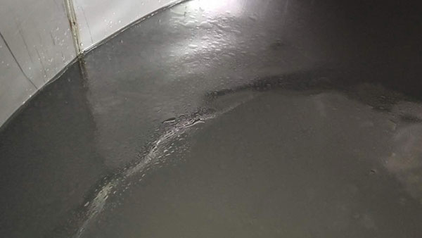 剛用純糧釀酒設備蒸餾的白酒上面漂浮著油花，怎么回事？