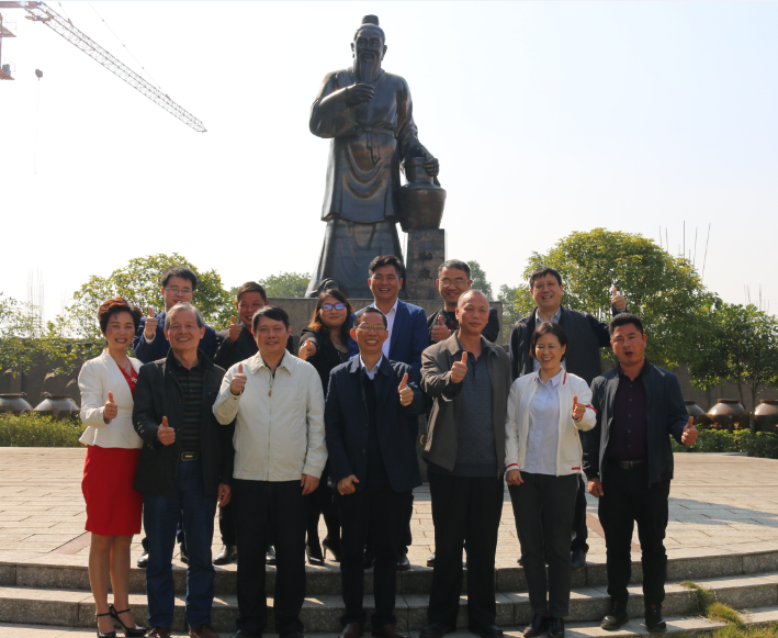 11.12雅大董事長胡順開與來訪領(lǐng)導(dǎo)、專家一行親切合影