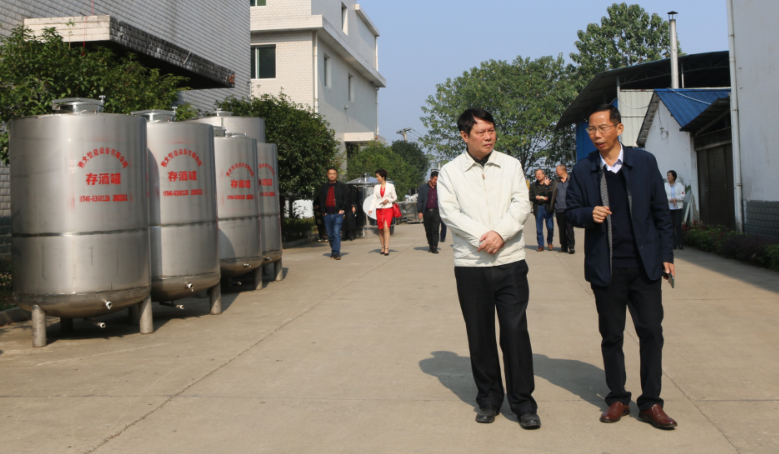 11.12大董事長胡順開向市供銷社黨組書記、理事會主任唐甫忠（左1）匯報企業(yè)情況