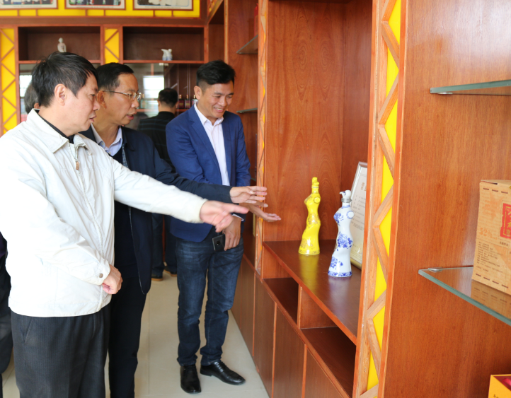 11.12市供銷社黨組書記、理事會主任唐甫忠對雅大獨特的酒瓶設(shè)計所吸引