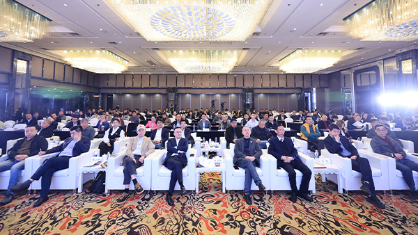 【標(biāo)準(zhǔn)化·產(chǎn)業(yè)鏈·強(qiáng)品牌】雅大董事長(zhǎng)胡順開(kāi) 出席2025第四屆果酒產(chǎn)業(yè)發(fā)展大會(huì)并致開(kāi)幕詞