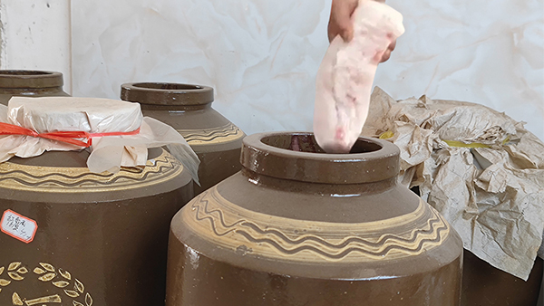 只要有1套釀酒蒸餾設(shè)備，用肥肉也能釀出酒來？