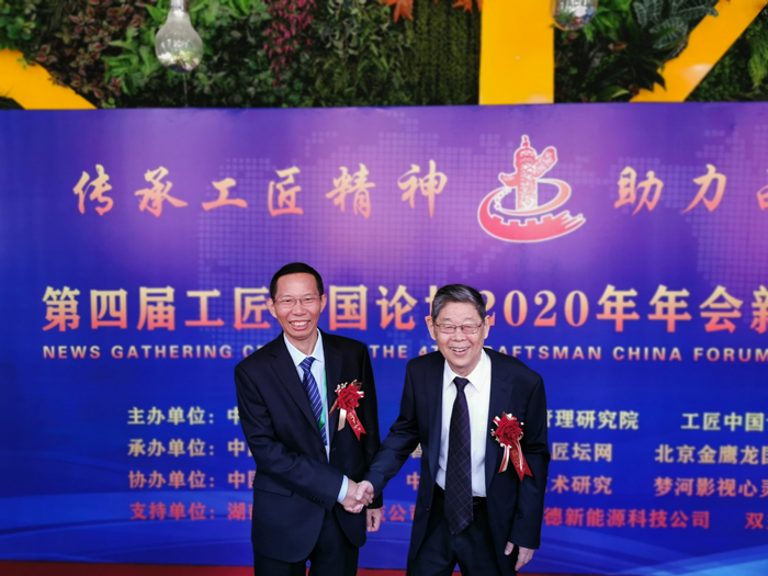 2雅大董事長胡順開與“人民楷?！眹覙s譽稱號獲得者、大慶油田新時期鐵人王啟民合影