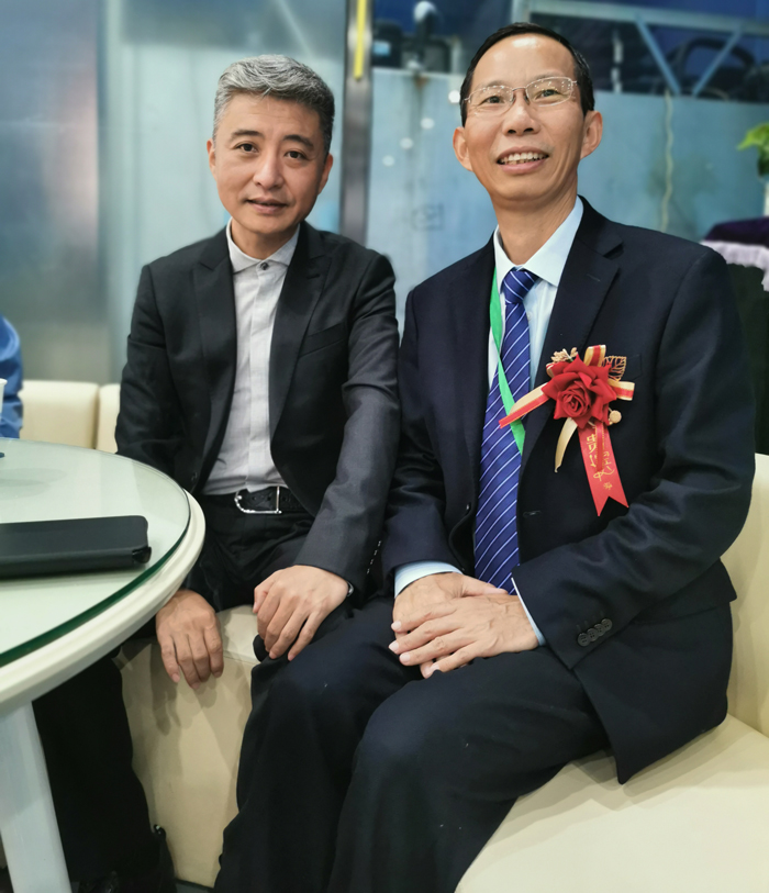 4雅大智能董事長與曲藝名家、央視主持人周煒親切合影