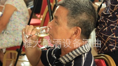 釀酒10年的老師傅說(shuō)酒，用小型白酒設(shè)備釀酒多年才描述得如此準(zhǔn)確