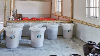用白酒釀酒設(shè)備開酒坊，你還在用這樣的塑料桶發(fā)酵嗎？難怪沒人敢喝!