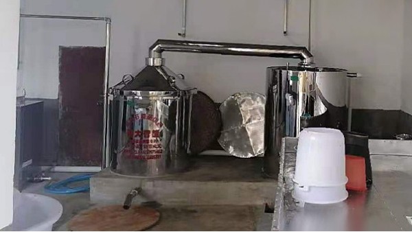 白酒蒸餾設(shè)備酒坊只用了一招，就將男人女人老人的生意都做了