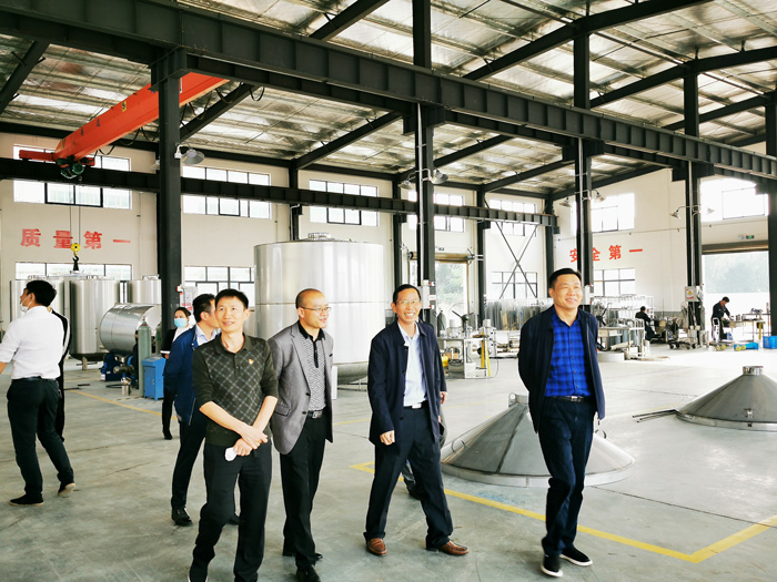 7雅大黨支部書(shū)記胡順開(kāi)陪同寧勇華一行參觀了雅大釀酒設(shè)備生產(chǎn)車間