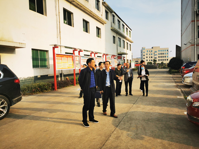 3雅大黨支部書(shū)記胡順開(kāi)向?qū)幱氯A一行介紹企業(yè)文化