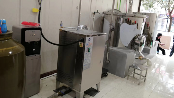 夫唱婦隨，引進釀酒設(shè)備技術(shù)，夫妻雙雙把酒釀！