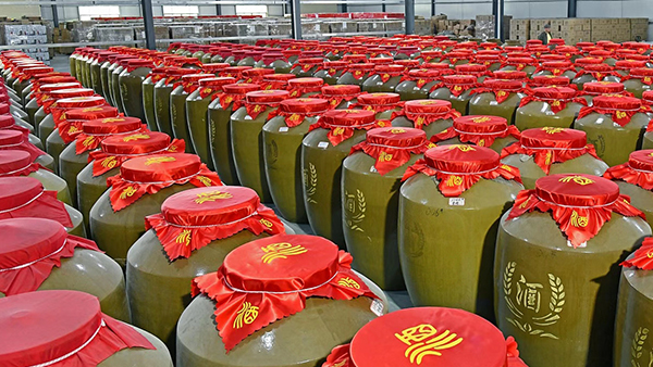 “新十條”發(fā)布，酒水市場回暖，您的白酒蒸餾設(shè)備酒坊備足貨了嗎