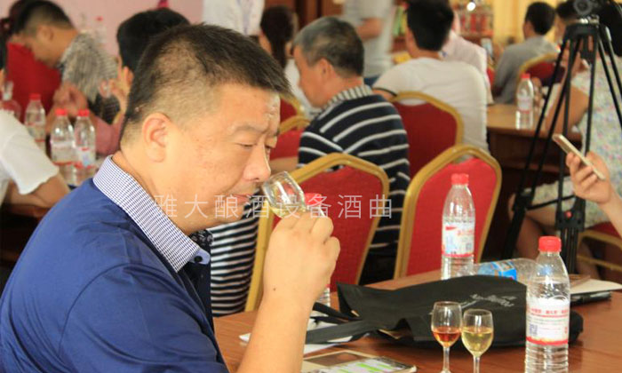 11-10雅大白酒品評(píng)課上，學(xué)員正在聞香