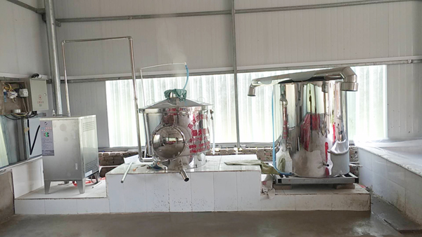 自從朱大哥換了這款小型白酒設(shè)備后，生意突然火了起來！