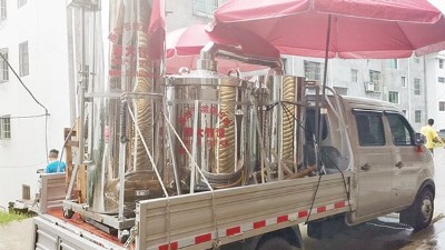 推著小型烤酒設(shè)備上門加工釀酒，顧客在意的到底是什么？