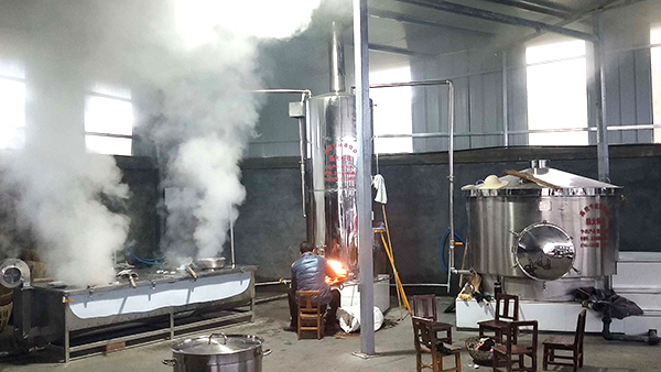 引進(jìn)大型釀酒設(shè)備做甜桿酒，以酒帶產(chǎn)，強(qiáng)村富民促振興