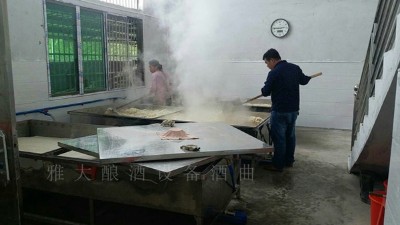 固態(tài)釀酒蒸糧時(shí)用蒸汽釀酒設(shè)備好，還是木甑好？