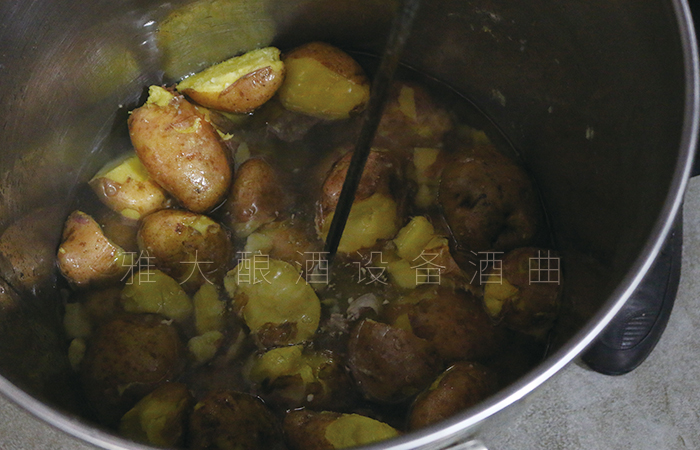 將糖水倒入桶中，開始打漿