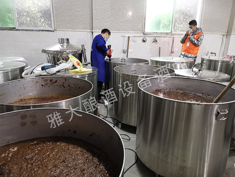 7.將紅棗鏟入不銹鋼發(fā)酵桶，加水后繼續(xù)打碎