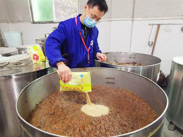 9.攤晾到30度左右，按0.5%的比例加入雅大水果酒曲