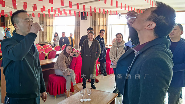 喝做酒設(shè)備釀造的白酒，為何要備1瓶礦泉水？只有懂酒的人才知道