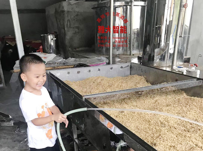 教孫子用雅大釀酒設(shè)備做酒，體驗傳統(tǒng)釀酒文化