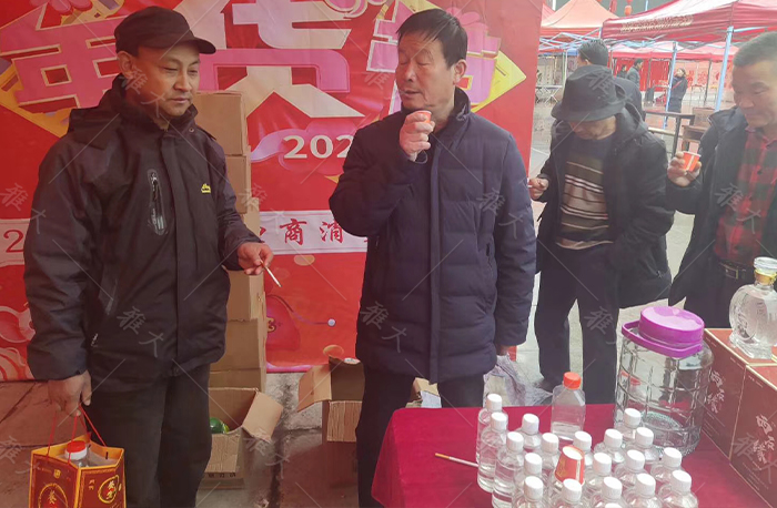 924顧客到西石酒業(yè)的展會(huì)上品酒、買