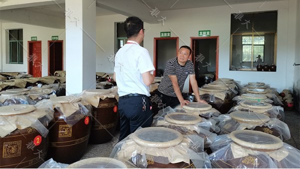 他引進白酒釀造設(shè)備，返鄉(xiāng)當起釀酒師，致富路上酒香四溢