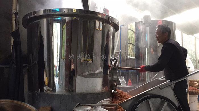 雅大側(cè)開口設(shè)備出料方便，省時(shí)省力