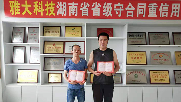 張總用釀酒蒸餾設(shè)備釀造企業(yè)專屬招待酒，卻意外成就釀酒大事業(yè)