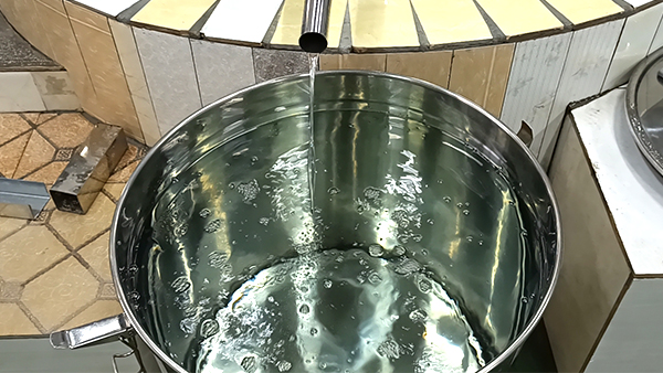 用烤酒設(shè)備烤酒時，怎樣才能得到更多低度酒？