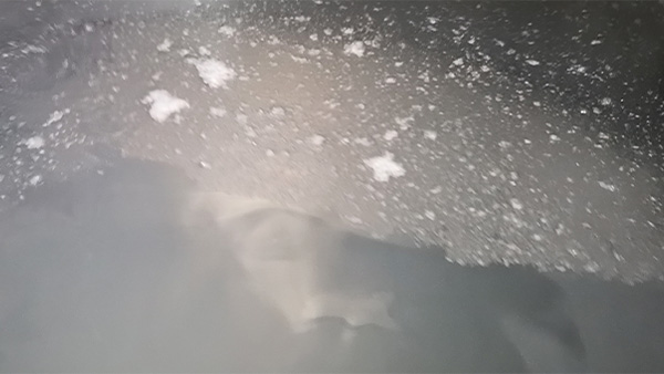 冬季白酒出現(xiàn)白色絮狀沉淀是怎么回事？酒還能喝嗎？