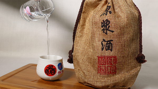 用小型釀酒設(shè)備釀造的白酒，為什么能品出花果香？