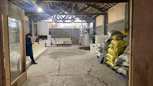 每天用不銹鋼釀酒設(shè)備烤2鍋酒，每鍋酒售價1800元