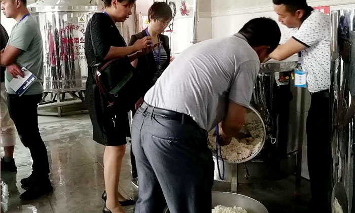 雅大酒廠(chǎng)正在用200斤電加熱釀酒設(shè)備蒸大米