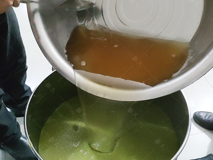 加糖水，攪拌均勻