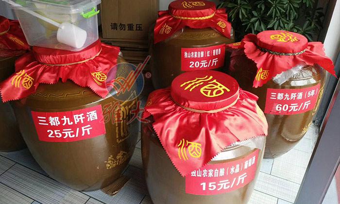 春節(jié)備貨大戰(zhàn)打響，用做酒設(shè)備釀酒的純糧酒坊已進(jìn)入賣(mài)酒高峰 5.jpg