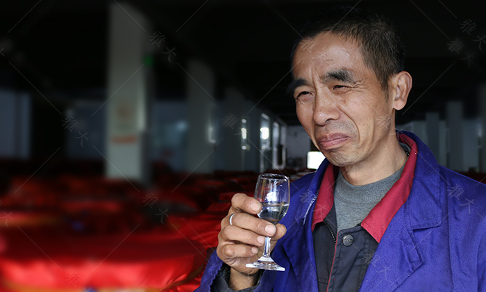 劣質(zhì)白酒的香氣，讓人不適