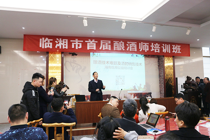 3.22雅大組織技術團隊到臨湘?zhèn)魇趥鹘y(tǒng)釀酒技術