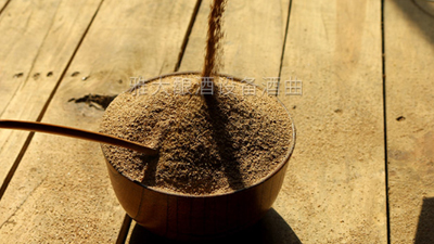 用白酒釀造設(shè)備釀出的白酒有苦味、澀味、臭味是怎么回事？