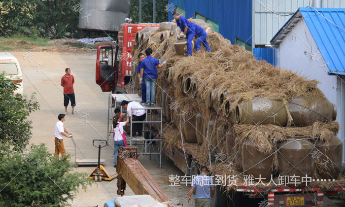 8.6整車陶缸到貨，雅大人卸車中