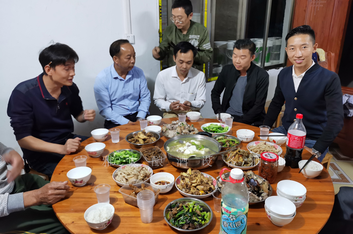 10.15雅大魏老師上門指導(dǎo)客戶釀酒，喝自家酒坊釀的純糧酒