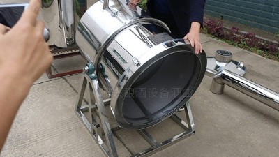 180°旋轉(zhuǎn)自動倒料智能釀酒設(shè)備，讓“移動釀酒”變得更簡單！