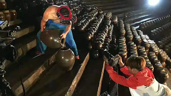 大型釀酒設備做洞藏酒，酒糟種食用菇，兩條腿走路