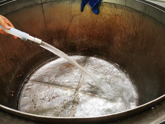 用雅大烤酒設(shè)備蒸完酒后，清洗干凈容器