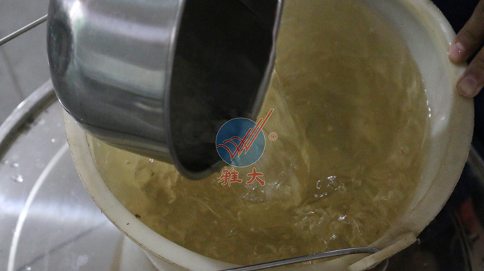 3、橙子釀酒技術(shù)-按比例稱好冰糖，并加熱水融化