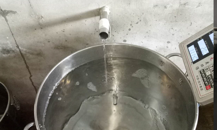 從熟料釀酒設備中接酒時要注意掐頭去尾，控制火候